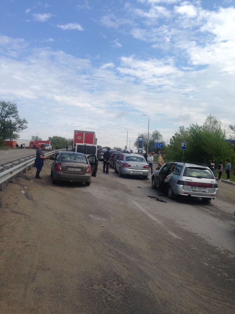 Чекали три дні: величезну колону цивільних авто з маріупольцями нарешті пропустили до Запоріжжя (ФОТО) 5