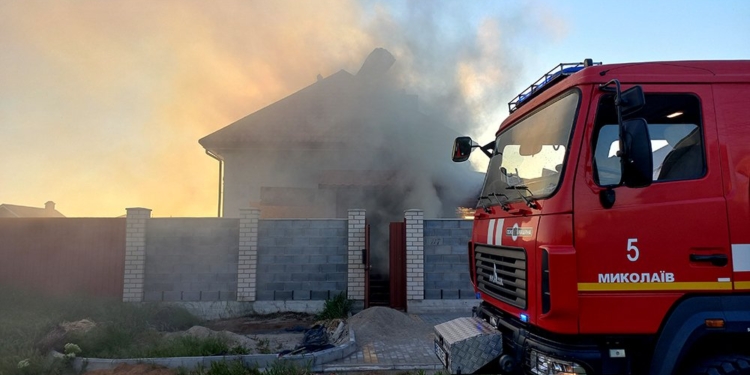 У Миколаєві господарча споруда «підпалила» житловий будинок (ФОТО)
