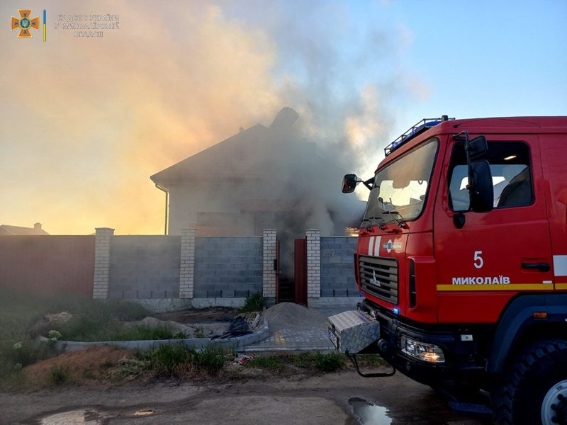 У Миколаєві господарча споруда «підпалила» житловий будинок (ФОТО)