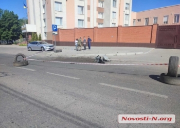 Наслідки ранкового обстрілу Миколаєва окупантами: одна з ракет впала біля апеляційного суду (ФОТО)