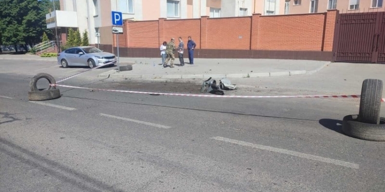 Наслідки ранкового обстрілу Миколаєва окупантами: одна з ракет впала біля апеляційного суду (ФОТО)