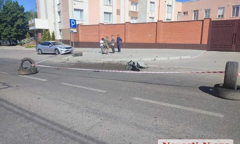 Наслідки ранкового обстрілу Миколаєва окупантами: одна з ракет впала біля апеляційного суду (ФОТО) 10