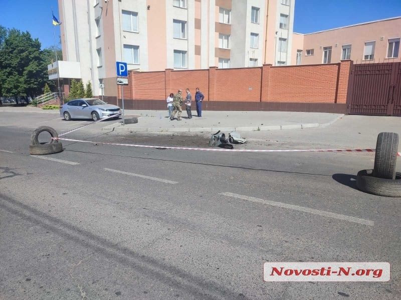 Наслідки ранкового обстрілу Миколаєва окупантами: одна з ракет впала біля апеляційного суду (ФОТО)