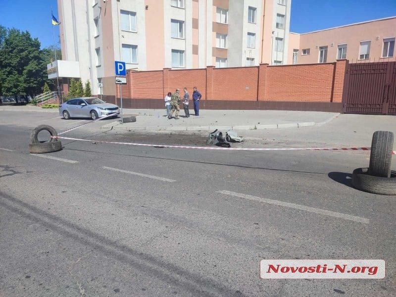 Наслідки ранкового обстрілу Миколаєва окупантами: одна з ракет впала біля апеляційного суду (ФОТО) 5