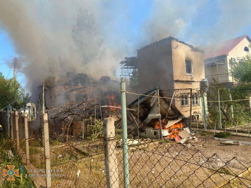 Ранковий ракетний удар по Одещині: постраждали четверо, зокрема одна дитина (ФОТО) 5