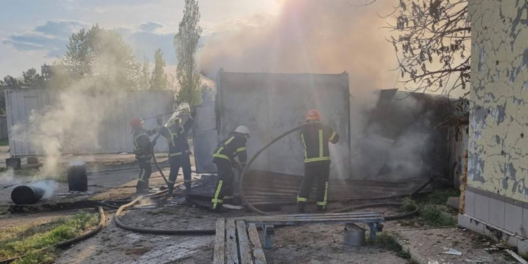 В Корабельном районе Николаева после обстрела тушили бытовые вагончики (ФОТО)