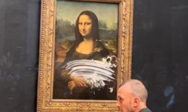 Ради Земли: переодетый в старушку экоактивист бросил кусок торта в “Мону Лизу”