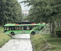 В Албании автобус застрял над рекой. Из него предлагают сделать мост или сад (ФОТО)