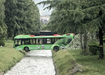 В Албании автобус застрял над рекой. Из него предлагают сделать мост или сад (ФОТО)