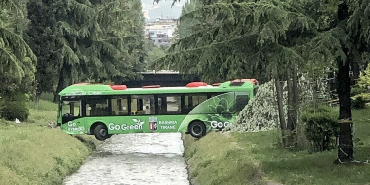 В Албании автобус застрял над рекой. Из него предлагают сделать мост или сад (ФОТО)