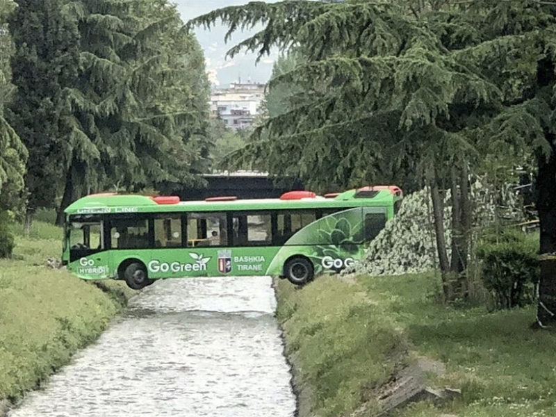 В Албании автобус застрял над рекой. Из него предлагают сделать мост или сад (ФОТО)