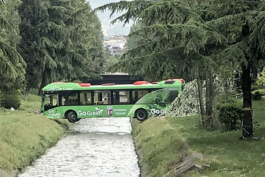 В Албании автобус застрял над рекой. Из него предлагают сделать мост или сад (ФОТО) 5