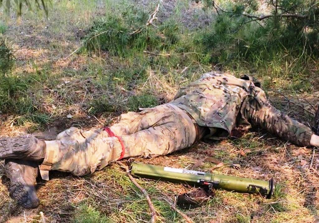 Перевдягання не вийшло: миколаївські десантники знищили окупантів, на яких були українські військові черевики, а також вони були озброєні українськими гранатометами (ФОТО 18+) 8