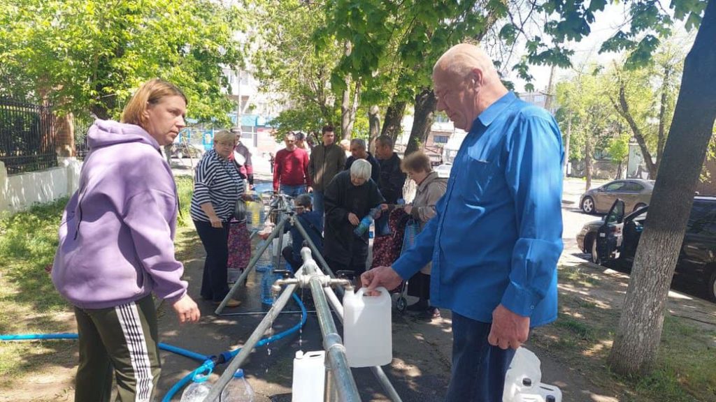 В Николаеве благодаря волонтероам работает два центра выдачи питьевой воды (ФОТО) 7