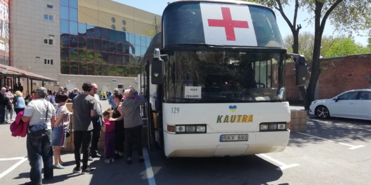 Ще 75 матусь з дітьми виїхали з Миколаєва до Австрії (ФОТО)