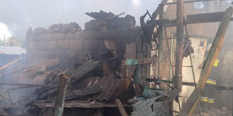 Зранку обстріляли й Шевченково – рятувальники Миколаївщини загасили пожежу, яка виникла внаслідок обстрілу (ФОТО)