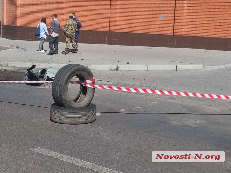 Наслідки ранкового обстрілу Миколаєва окупантами: одна з ракет впала біля апеляційного суду (ФОТО) 7