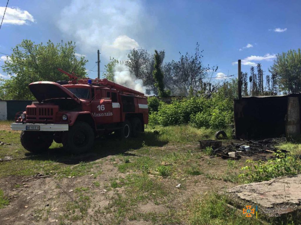 З’ясувалась причина масштабної пожежі, яку бачили у Миколаєві: горіли гаражі у селищі Луч і склад одного з підприємств (ФОТО) 8