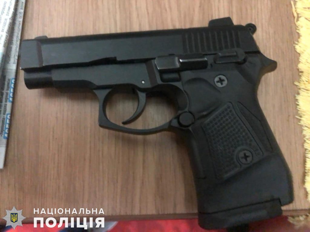 Пістолет, набої та канабіс - у Миколаєві поліцейські затримали чоловіка за незаконне зберігання наркотиків та зброї (ФОТО) 7