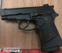 Пістолет, набої та канабіс — у Миколаєві поліцейські затримали чоловіка за незаконне зберігання наркотиків та зброї (ФОТО)