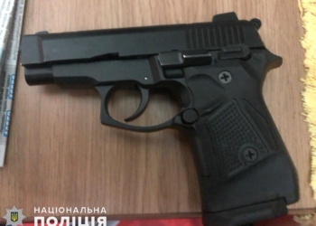 Пістолет, набої та канабіс – у Миколаєві поліцейські затримали чоловіка за незаконне зберігання наркотиків та зброї (ФОТО)