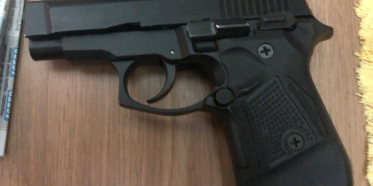 Пістолет, набої та канабіс – у Миколаєві поліцейські затримали чоловіка за незаконне зберігання наркотиків та зброї (ФОТО)