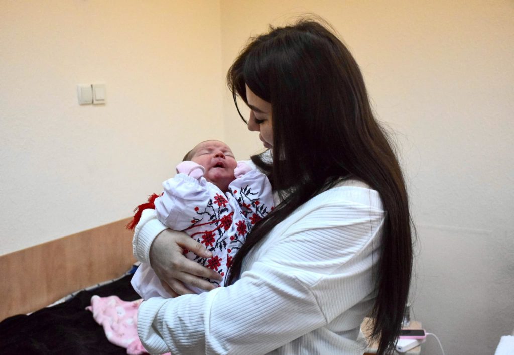 У Миколаєві новонародженим малюкам подарували перші вишиванки (ФОТО) 7