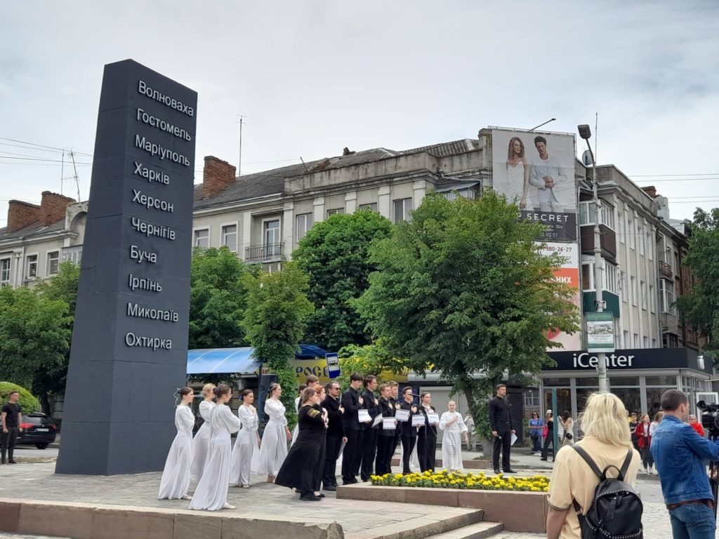 У Кам'янці-Подільському відкрили стелу міст-героїв – тут є і Миколаїв (ФОТО) 8