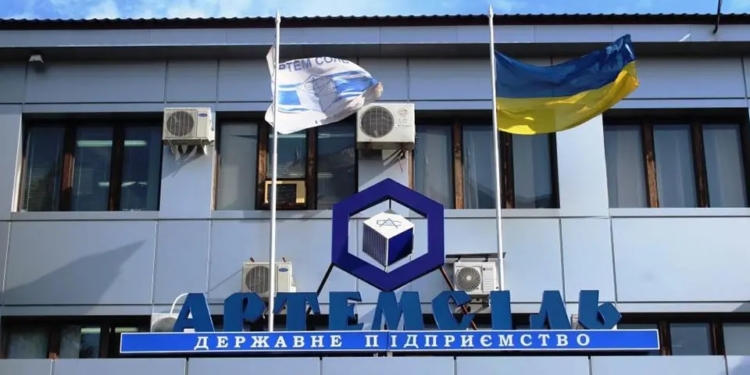 Через постійні обстріли зупинилась «Артемсіль»