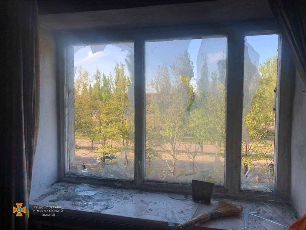 Вечірній обстріл Миколаєва: пошкоджено балкон і вікна у багатоповерхівці, горіла покрівля бібліотеки (ФОТО) 9