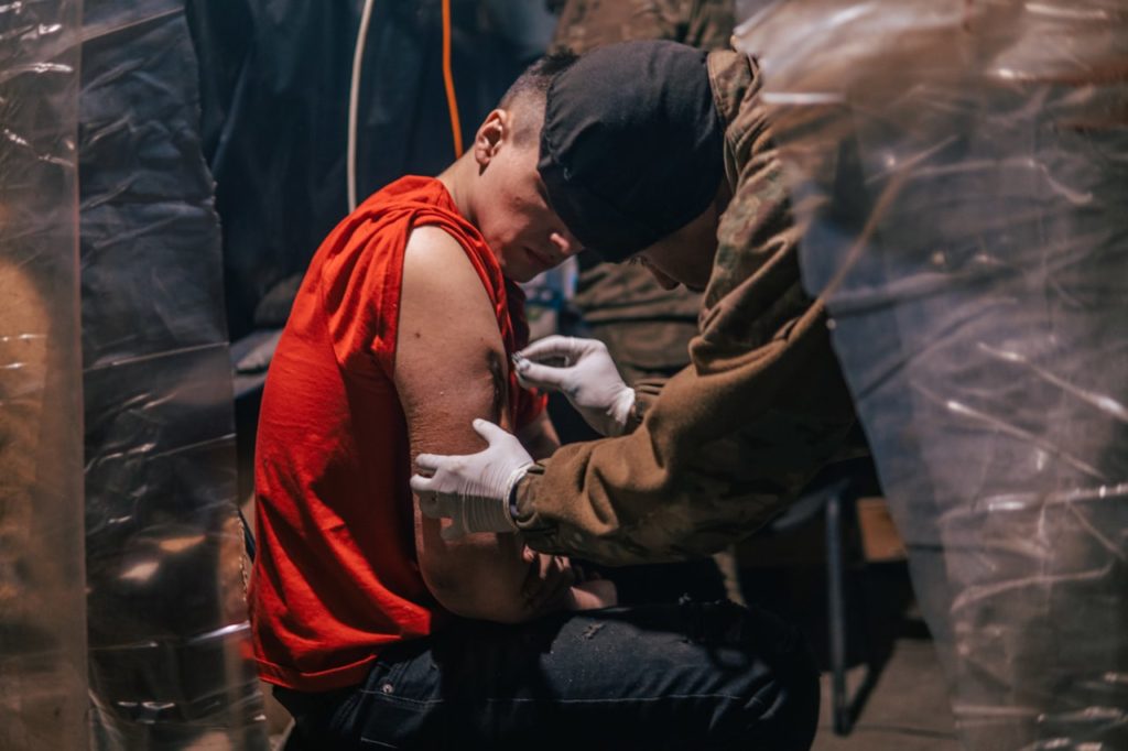 Дивись, світ: полк «Азов» показав поранених захисників Маріуполя у підземеллях «Азовсталі» (ФОТО) 9