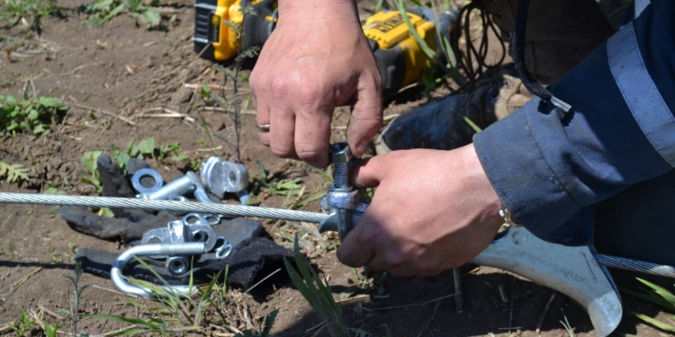 Працювали поміж оболонок снарядів: як працівники «Миколаївобленерго» відновили електрику у понад 10 тисяч осель (ФОТО)