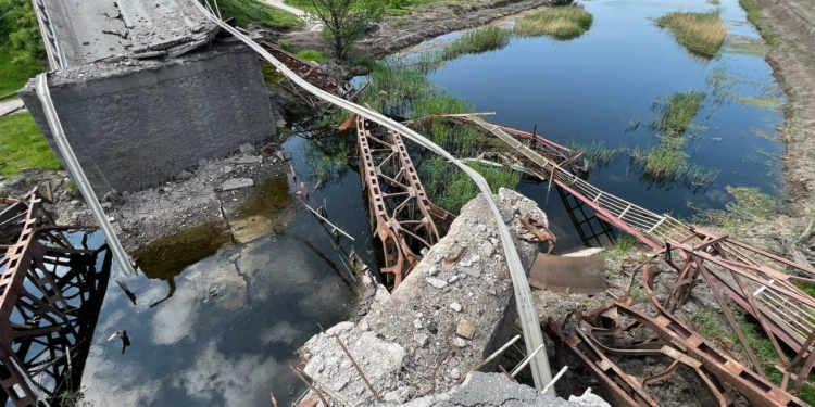 На Миколаївщині заступник керівника ОП побачив масштаби руйнувань доріг і мостів, завдані окупантами, – обіцяє, що все буде відновлено (ФОТО)