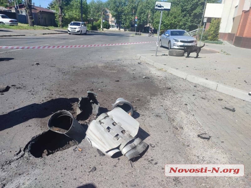Наслідки ранкового обстрілу Миколаєва окупантами: одна з ракет впала біля апеляційного суду (ФОТО) 9