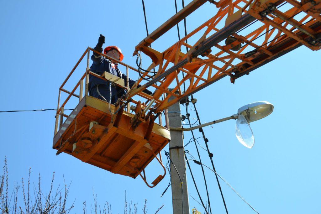 Миколаївські енергетики відновили цілісність електромережі після чергового обстрілу Корабельного району (ФОТО) 9