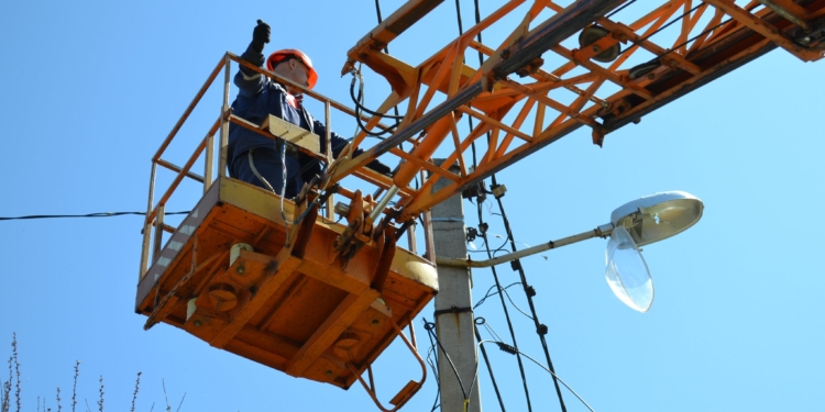 Миколаївські енергетики відновили цілісність електромережі після чергового обстрілу Корабельного району (ФОТО)