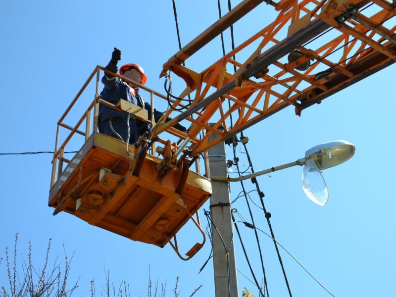 Миколаївські енергетики відновили цілісність електромережі після чергового обстрілу Корабельного району (ФОТО)
