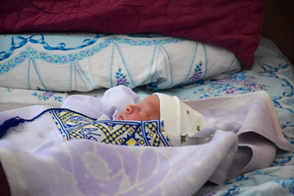 У Миколаєві новонародженим малюкам подарували перші вишиванки (ФОТО) 9