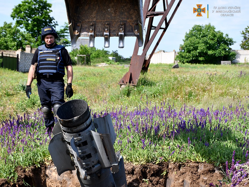 Сьогодні миколаївські піротехніки звільняли від рашистських касетних снарядів мікрорайони Миколаєва та Баловне (ФОТО) 9