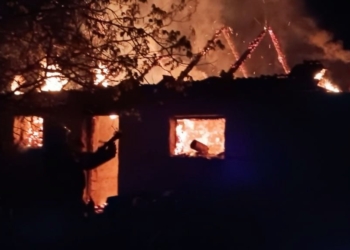 У Миколаєві за добу загасили 3 пожежі, які виникли внаслідок обстрілів. Всі – в Корабельному районі міста (ФОТО, ВІДЕО)