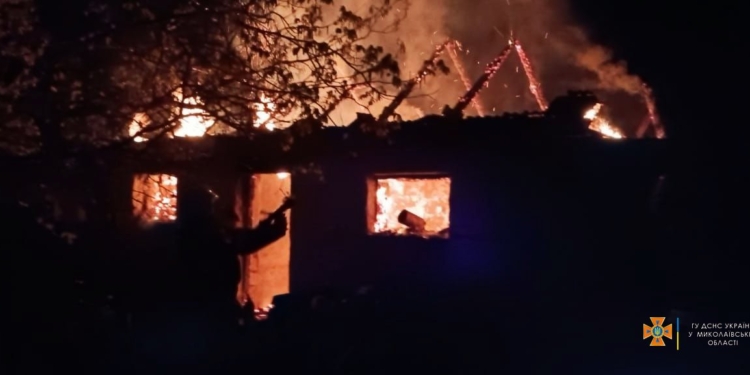 У Миколаєві за добу загасили 3 пожежі, які виникли внаслідок обстрілів. Всі – в Корабельному районі міста (ФОТО, ВІДЕО)