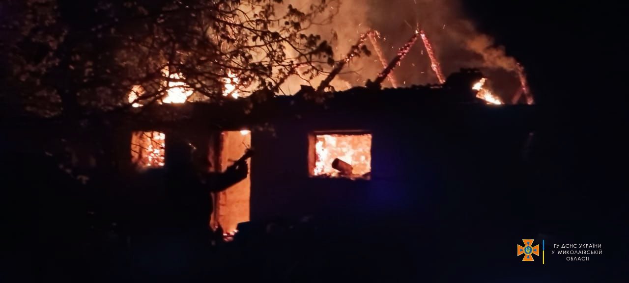 У Миколаєві за добу загасили 3 пожежі, які виникли внаслідок обстрілів. Всі – в Корабельному районі міста (ФОТО, ВІДЕО)