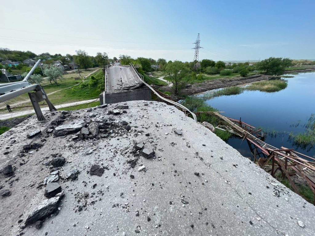 На Миколаївщині заступник керівника ОП побачив масштаби руйнувань доріг і мостів, завдані окупантами, - обіцяє, що все буде відновлено (ФОТО) 11