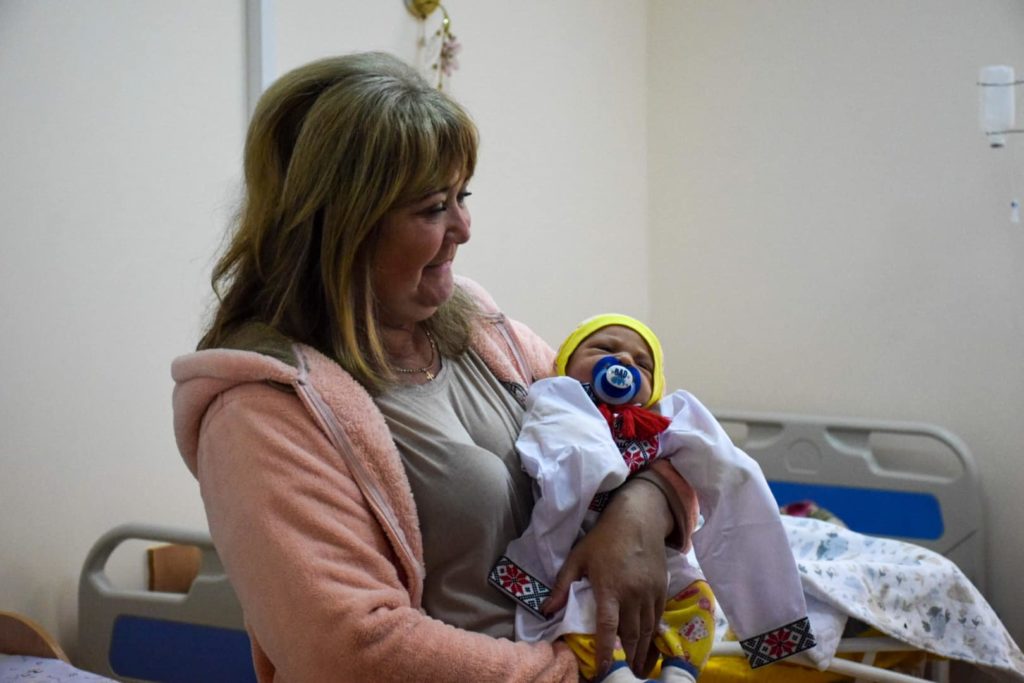 У Миколаєві новонародженим малюкам подарували перші вишиванки (ФОТО) 11