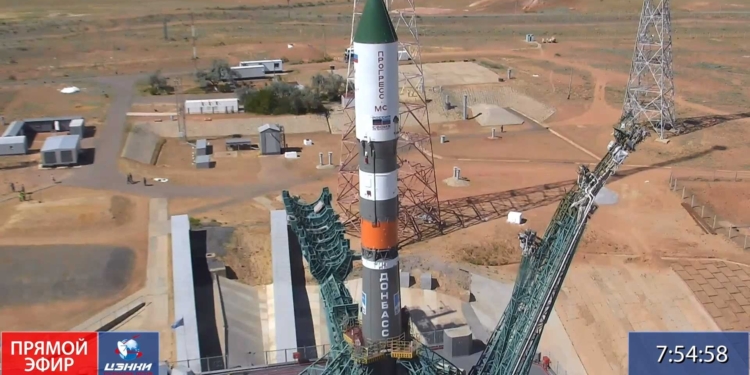 Ракету «Союз» украсили написями. Деталь с «Россия своих не бросает» после взлета отделится и сгорит, деталь с “Донбасс” сгорит и утонет