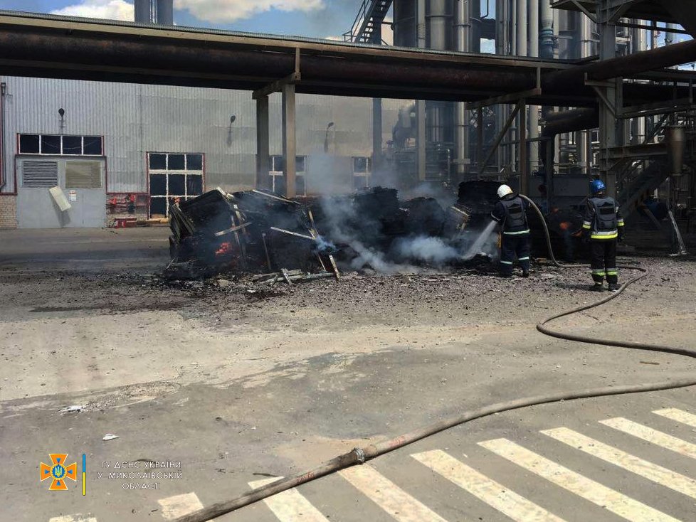 З’ясувалась причина масштабної пожежі, яку бачили у Миколаєві: горіли гаражі у селищі Луч і склад одного з підприємств (ФОТО) 13
