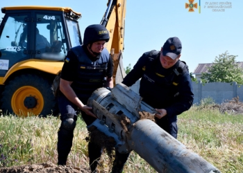 Сьогодні миколаївські піротехніки звільняли від рашистських касетних снарядів мікрорайони Миколаєва та Баловне (ФОТО)