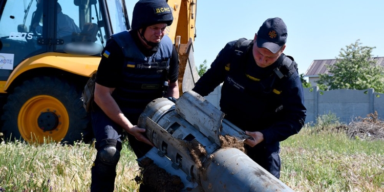 Сьогодні миколаївські піротехніки звільняли від рашистських касетних снарядів мікрорайони Миколаєва та Баловне (ФОТО)