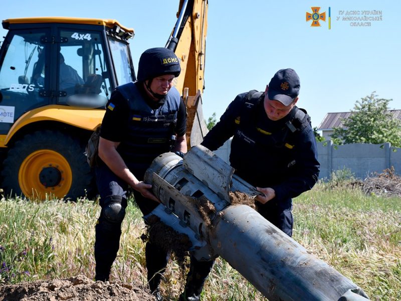 Сьогодні миколаївські піротехніки звільняли від рашистських касетних снарядів мікрорайони Миколаєва та Баловне (ФОТО)