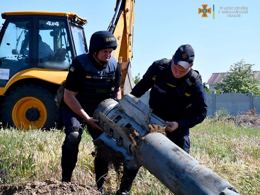 Сьогодні миколаївські піротехніки звільняли від рашистських касетних снарядів мікрорайони Миколаєва та Баловне (ФОТО) 11